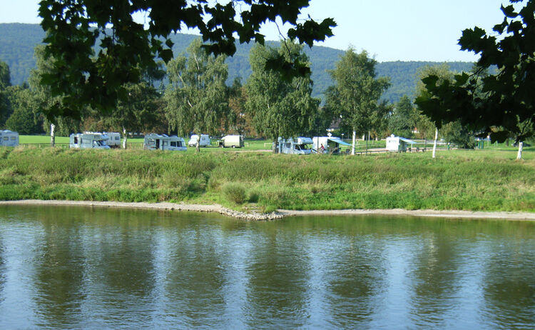 Campingplatz Weseranger in Rinteln mit Wohnmobilen und Stellplätzen direkt an der Weser.