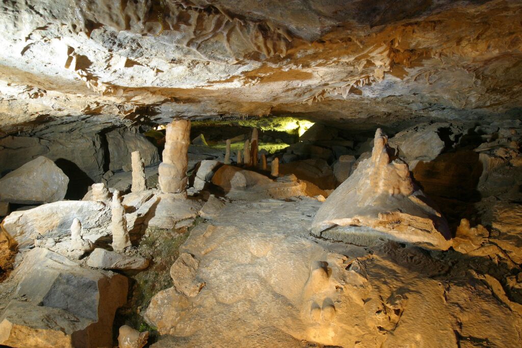 Blick in die Schillat-Höhle mit Tropfsteinformationen und beleuchteten Felsstrukturen.