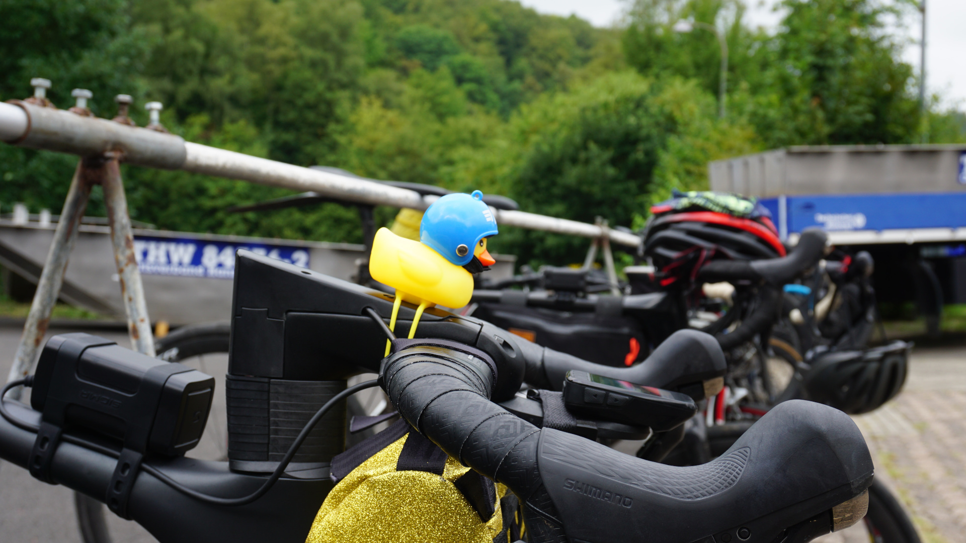 Fahrrad eines Teilnehmenden der Großen Weserrunde mit Gepäcktaschen und individueller Ausstattung.
