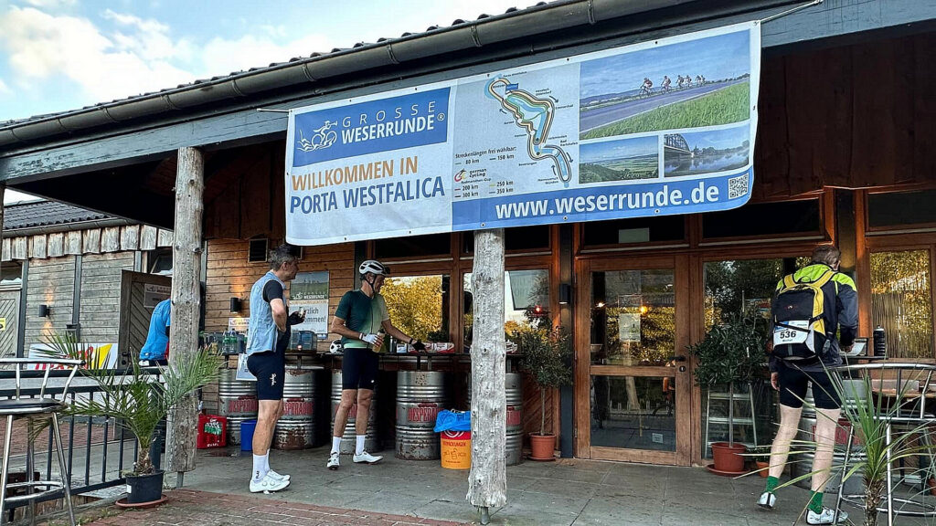 Teilnehmende der Großen Weserrunde legen an einer Verpflegungsstation in Porta Westfalica einen Zwischenstopp ein.