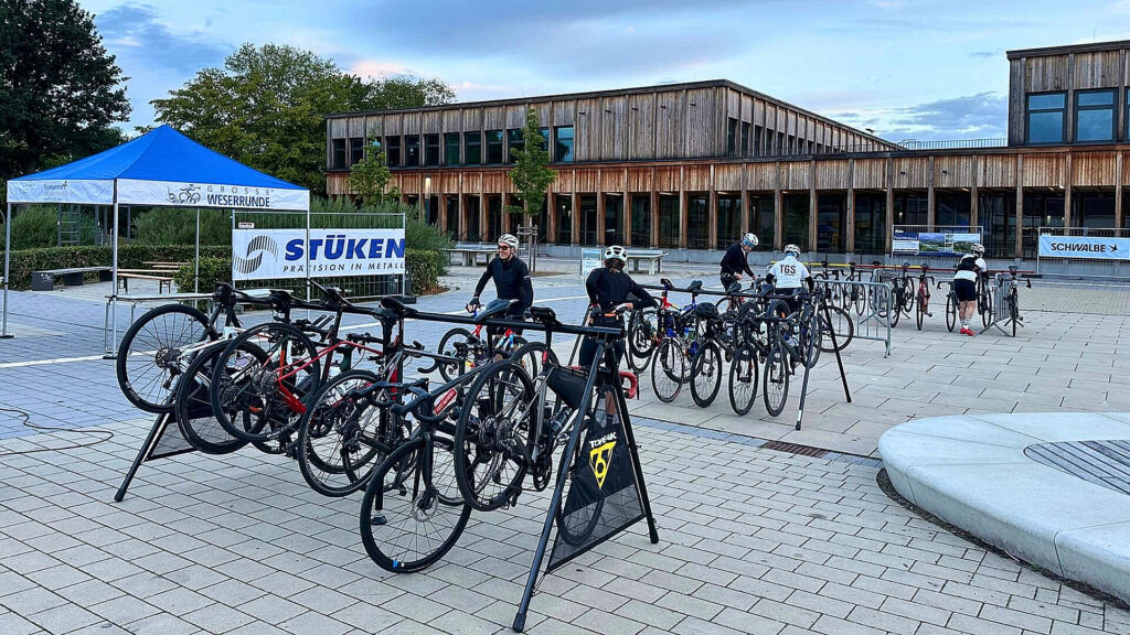 Fahrräder der Teilnehmenden stehen im Start- und Zielbereich der Großen Weserrunde bereit.