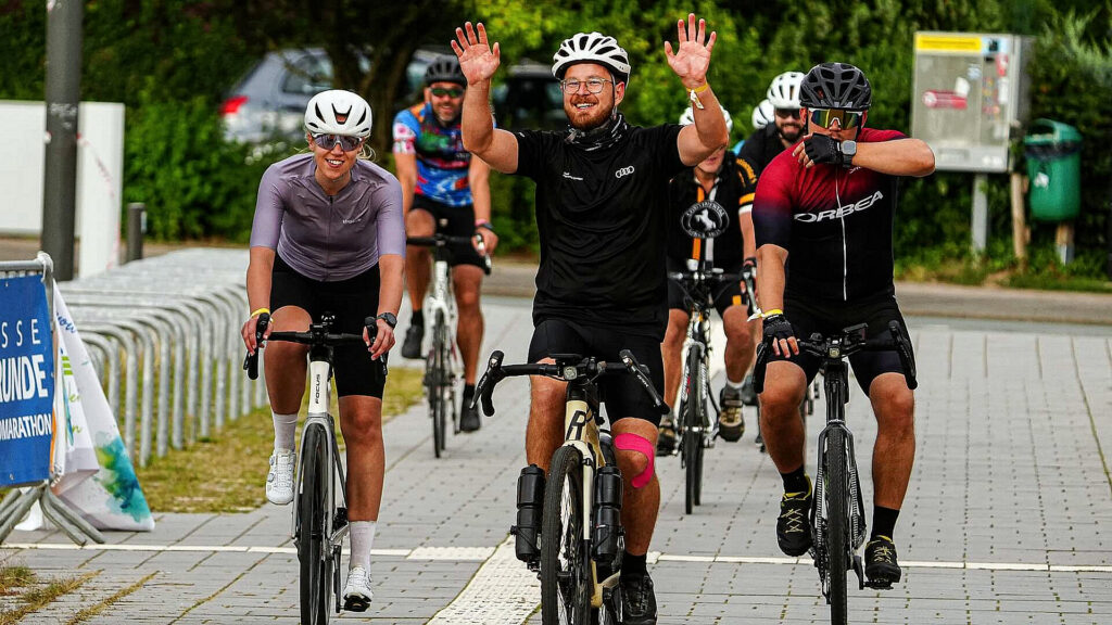Teilnehmende der Großen Weserrunde fahren mit Rennrädern über die Strecke.