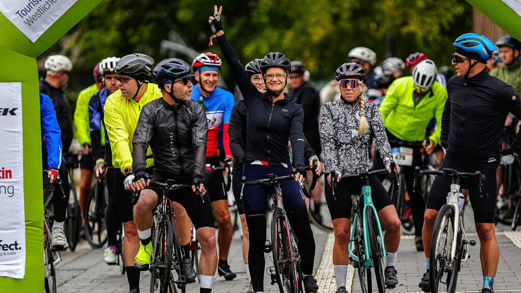 Teilnehmende der Großen Weserrunde starten mit ihren Fahrrädern auf die Strecke des Radmarathons.