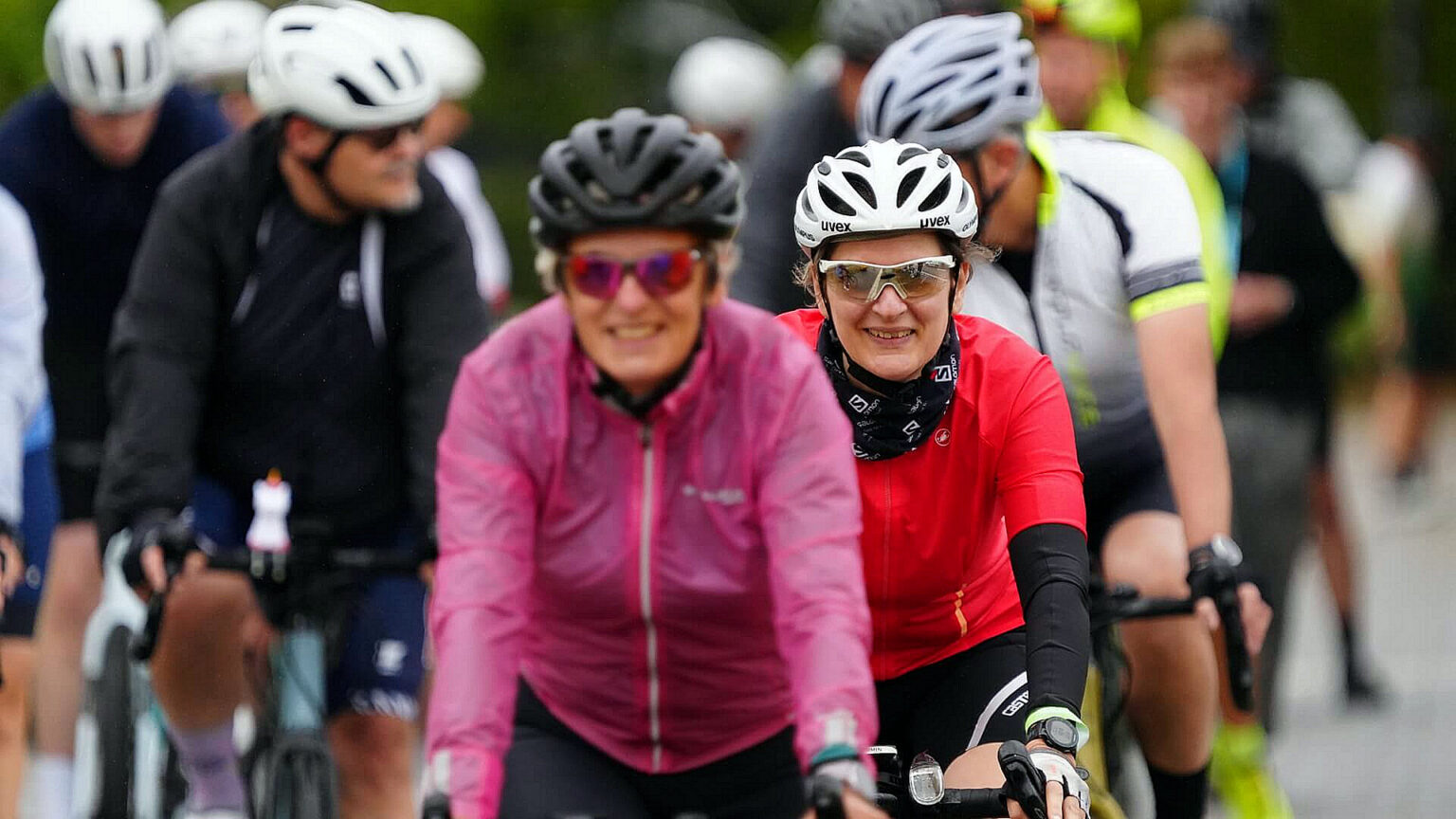 Teilnehmende der Großen Weserrunde fahren als Gruppe auf der Radstrecke.